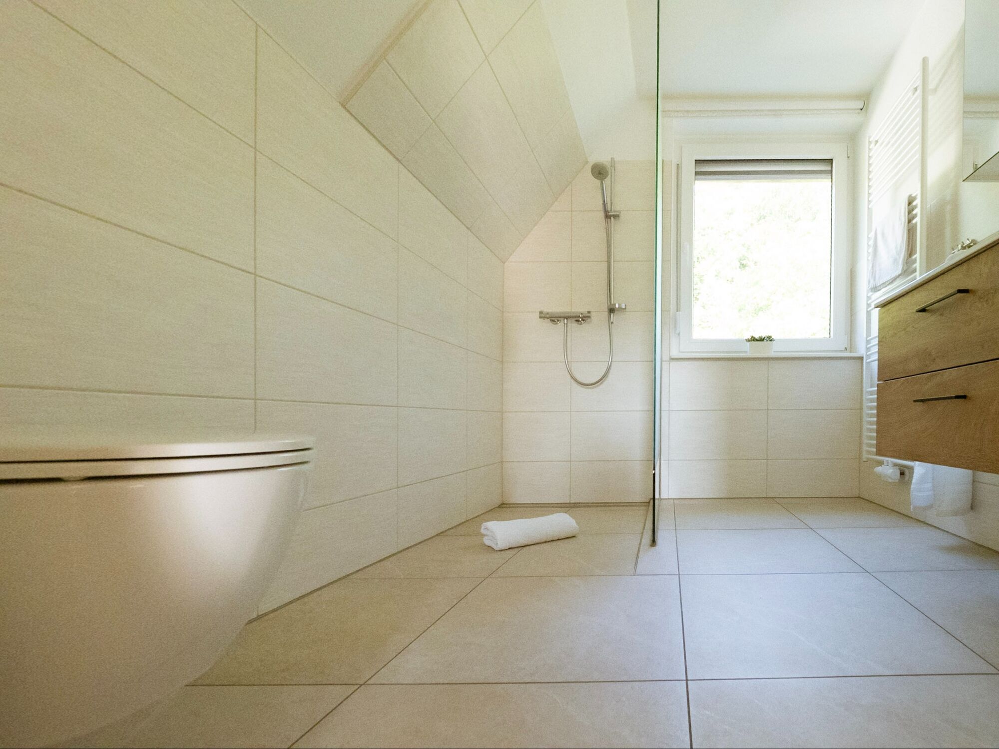 Bad mit Dusche im DG