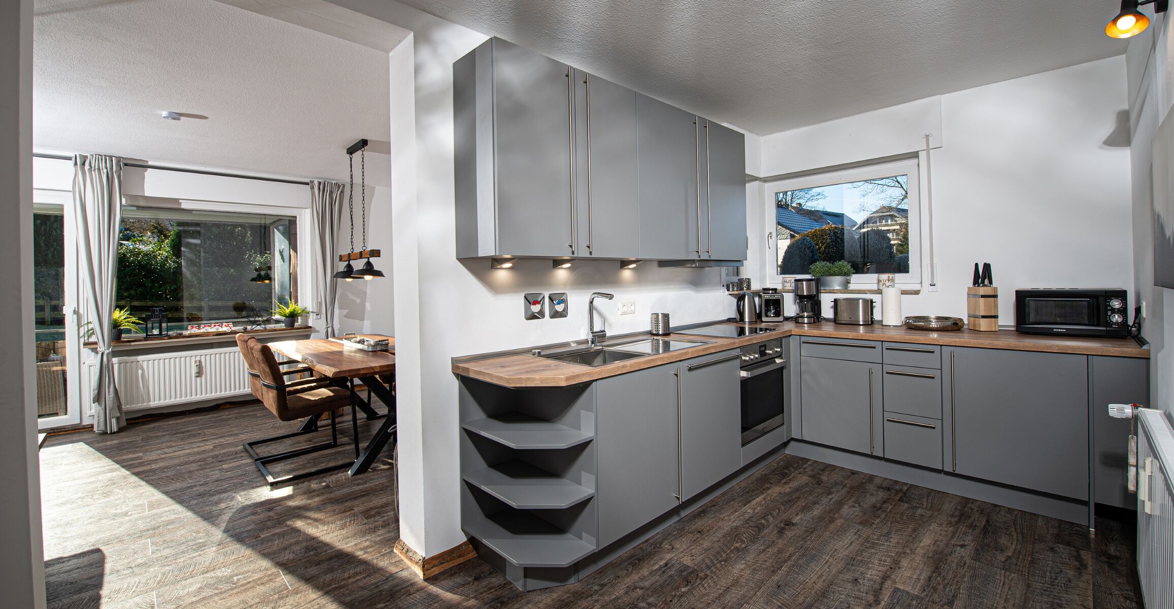 Die schöne Einbauküche besticht mit seinen schönen und warmen Tönen