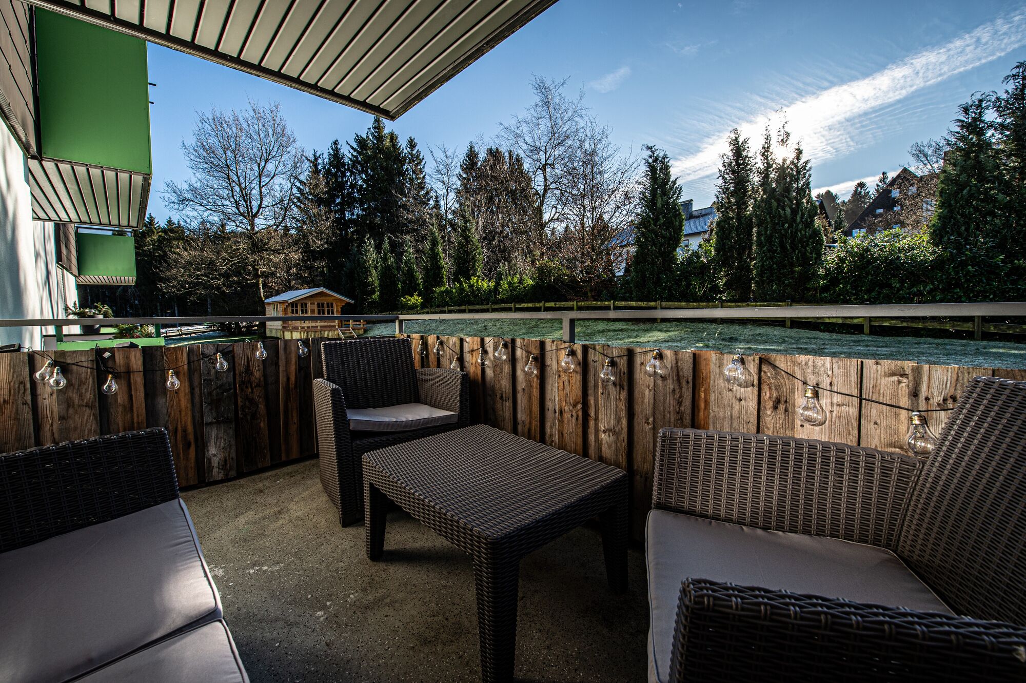 Ob Sommer oder Winter. Auf diesem gemütlichen Balkon kann man auf den Fuß des Bocksbergs schauen.