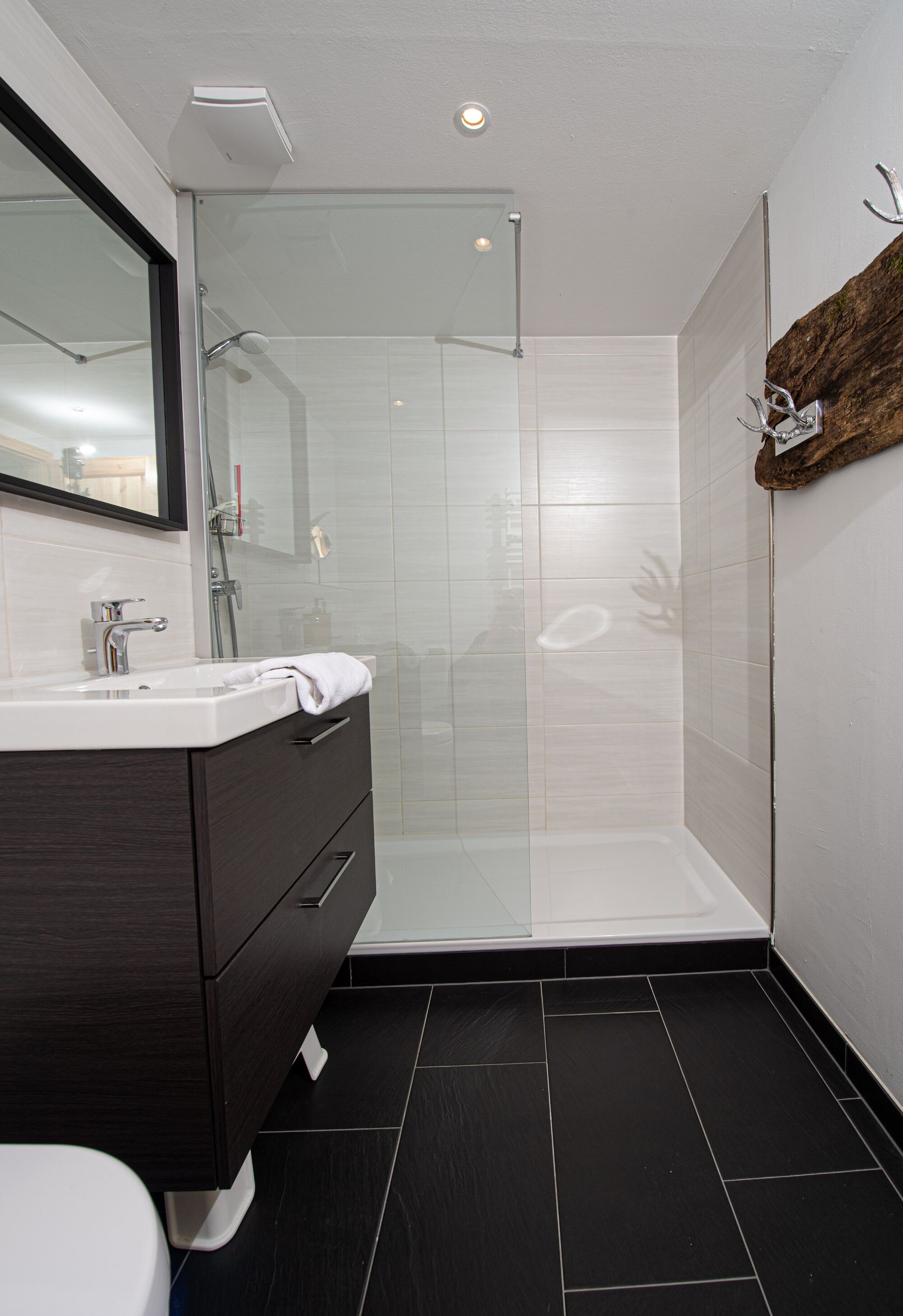 Wellness für die Seele mit schönen Details. Die große und geräumige Walk-in Dusche.