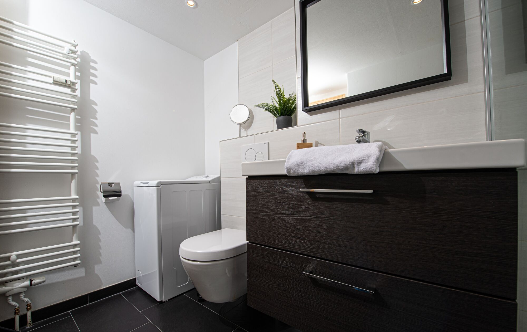 Das moderne Badezimmer mit eigener Toplader Waschmaschine