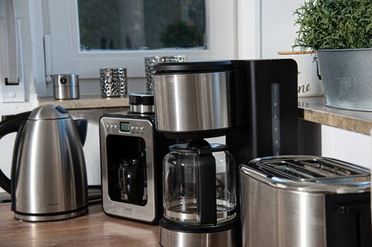 Hochwertige Markengeräte sind in unserer Küche Standart. Wir haben eine Mikrowelle, einen Wasserkocher, einen Kaffeeautomaten für Filterkaffe und einen extra Kaffeeautomaten mit einem separaten Kaffeemahlwerk. Ebenso einen Toaster und div. andere.