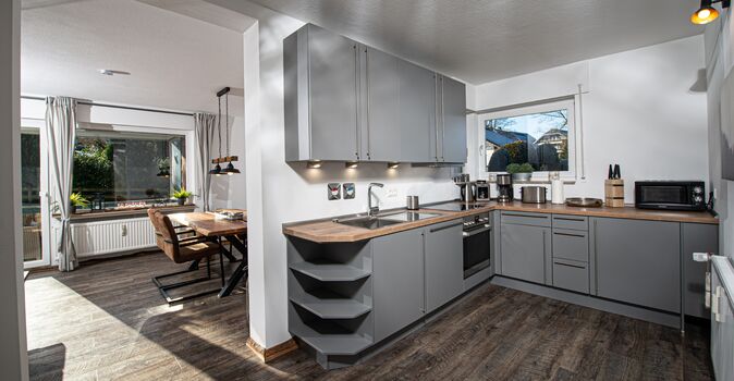 Die schöne Einbauküche besticht mit seinen schönen und warmen Tönen