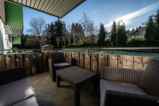 Ob Sommer oder Winter. Auf diesem gemütlichen Balkon kann man auf den Fuß des Bocksbergs schauen.