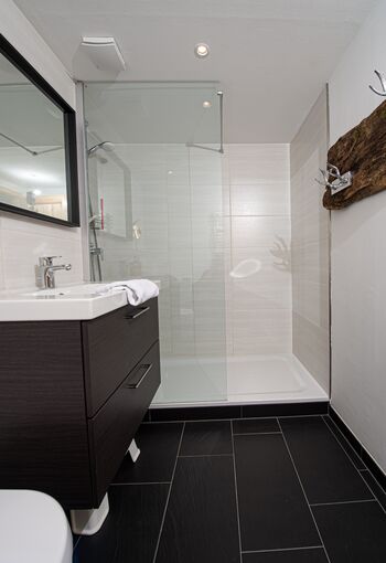 Wellness für die Seele mit schönen Details. Die große und geräumige Walk-in Dusche.