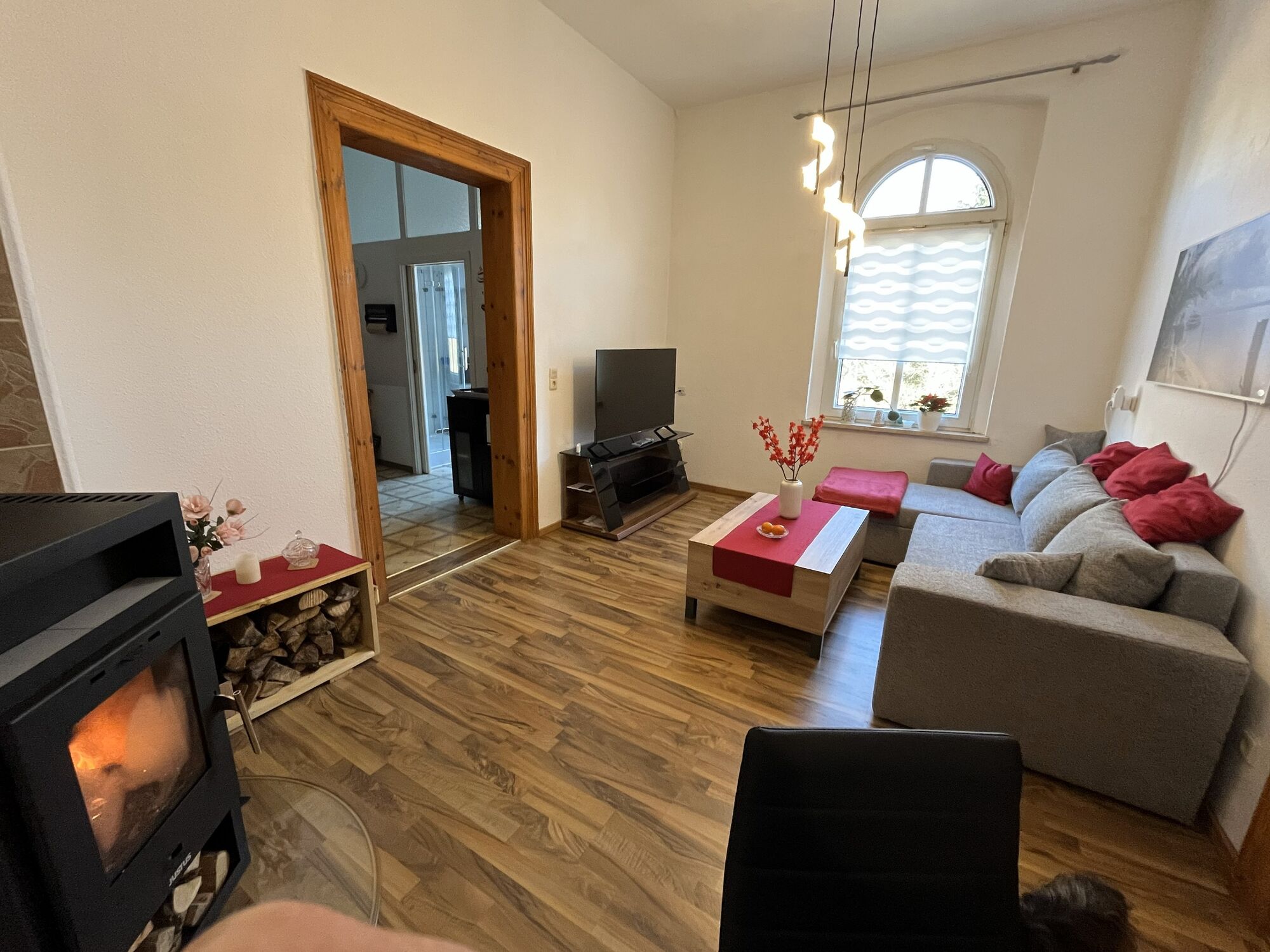 Wohnzimmer mit Schlafcouch und Arbeitsecke