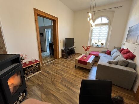 Wohnzimmer mit Schlafcouch und Arbeitsecke