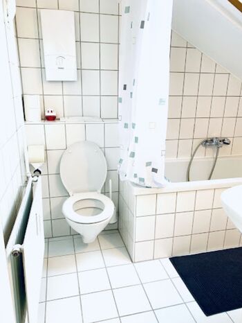 Badezimmer mit Badewanne 