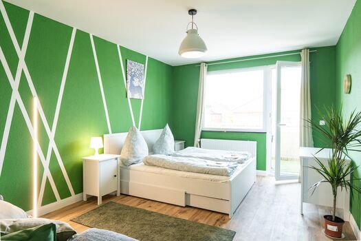 Geräumiges Schlafzimmer mit gemütlichem Doppelbett und stilvollen Naturakzenten – perfekt für erholsame Nächte. #VonVImmoServiceUG #VollAusgestattet #Schlafkomfort #GemütlichesSchlafen #ErholsamerSchlaf #Duisburg