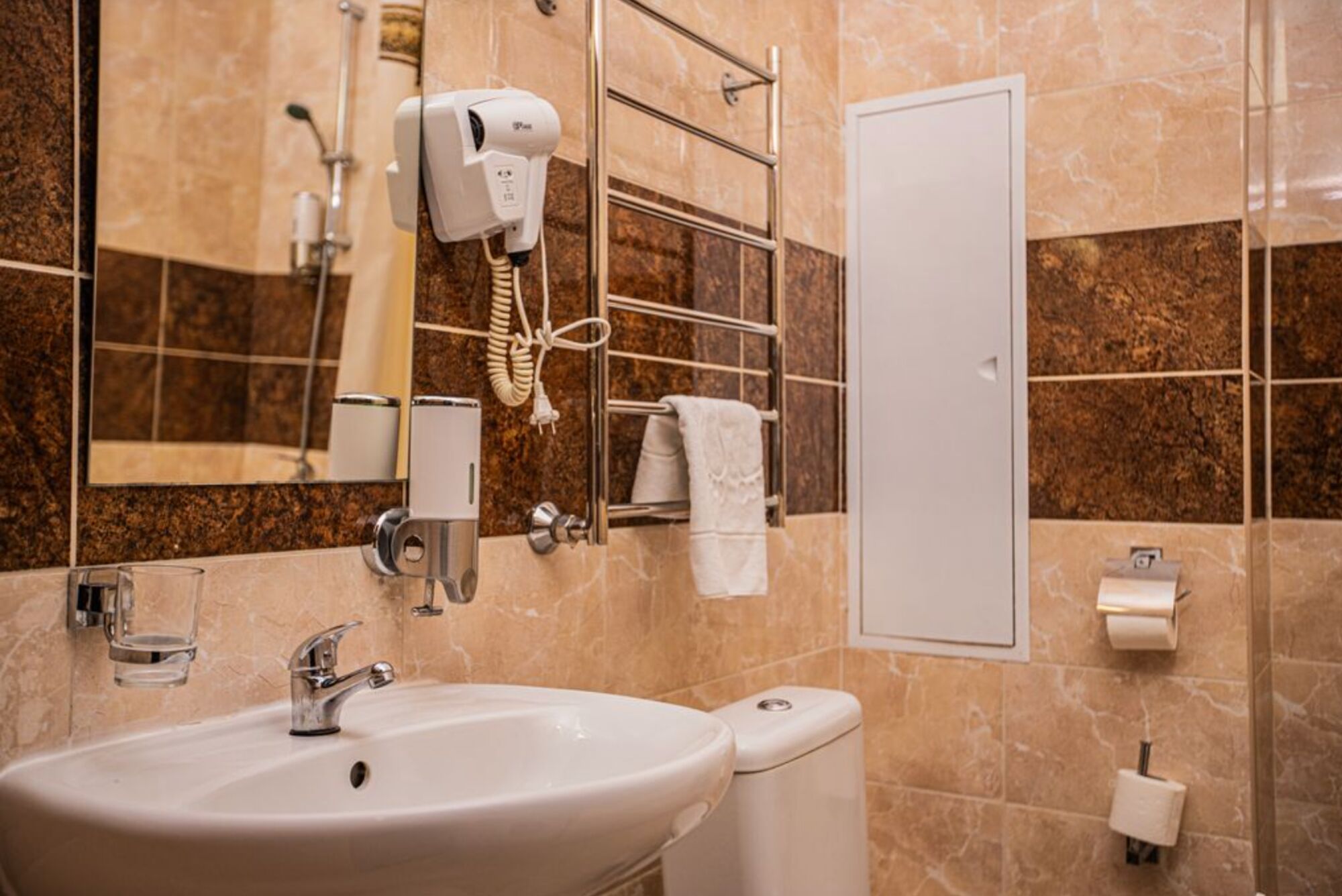 Frisch renovierte Dusche mit moderner Regendusche – perfekt für eine erfrischende Auszeit. #VonVImmoServiceUG #Regendusche #Duschkomfort #EntspannungPur #Duisburg