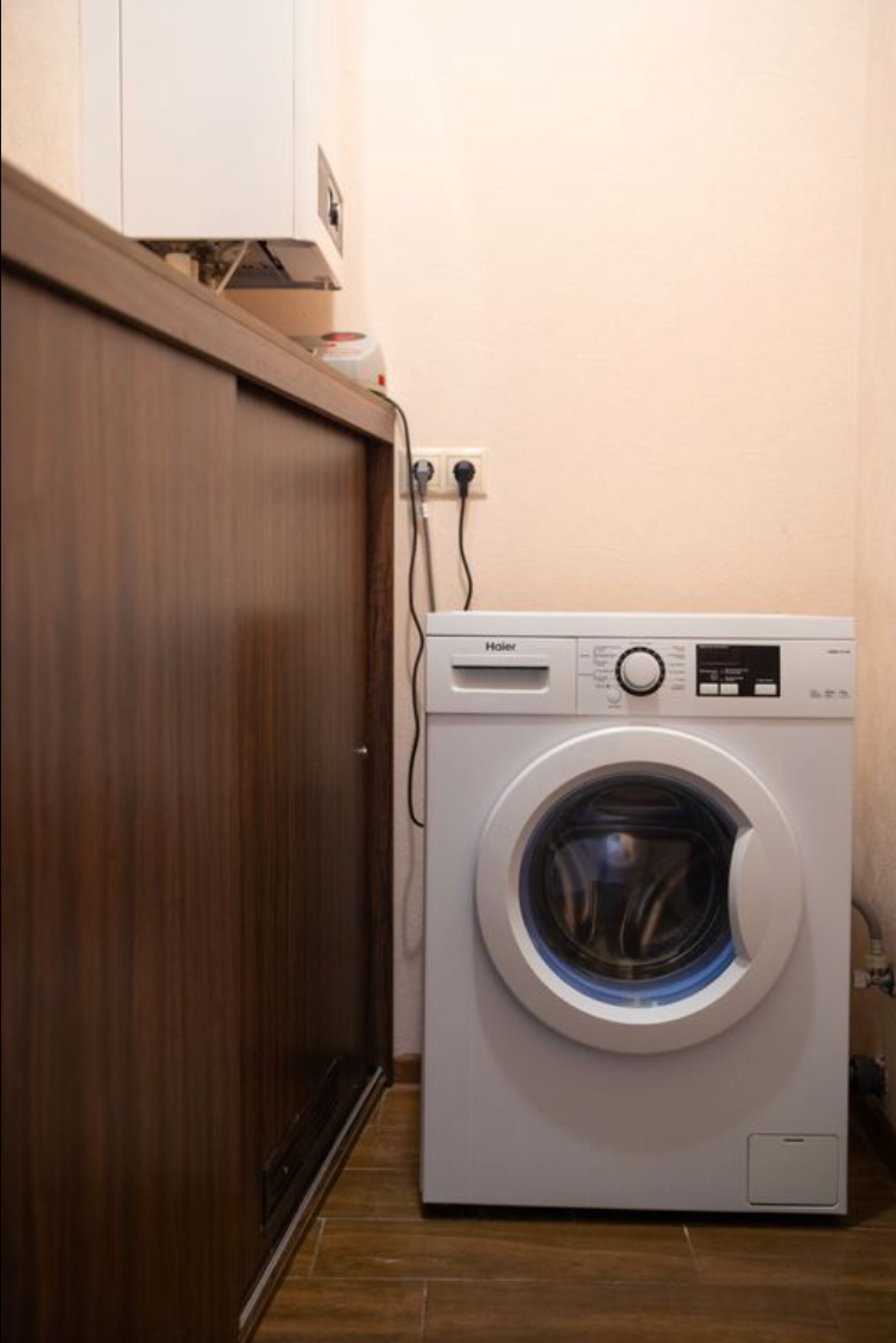 Zur Ausstattung gehört eine moderne Waschmaschine – ideal für längere Aufenthalte, Geschäftsreisen oder Teamunterkünfte. Wäsche waschen direkt vor Ort spart Zeit und sorgt für zusätzlichen Komfort. #Waschmaschine #Langzeitaufenthalt #VonVImmoServiceUG #WäscheVorOrt #PraktischWohnen #AusstattungFürTeams #DuisburgApartment