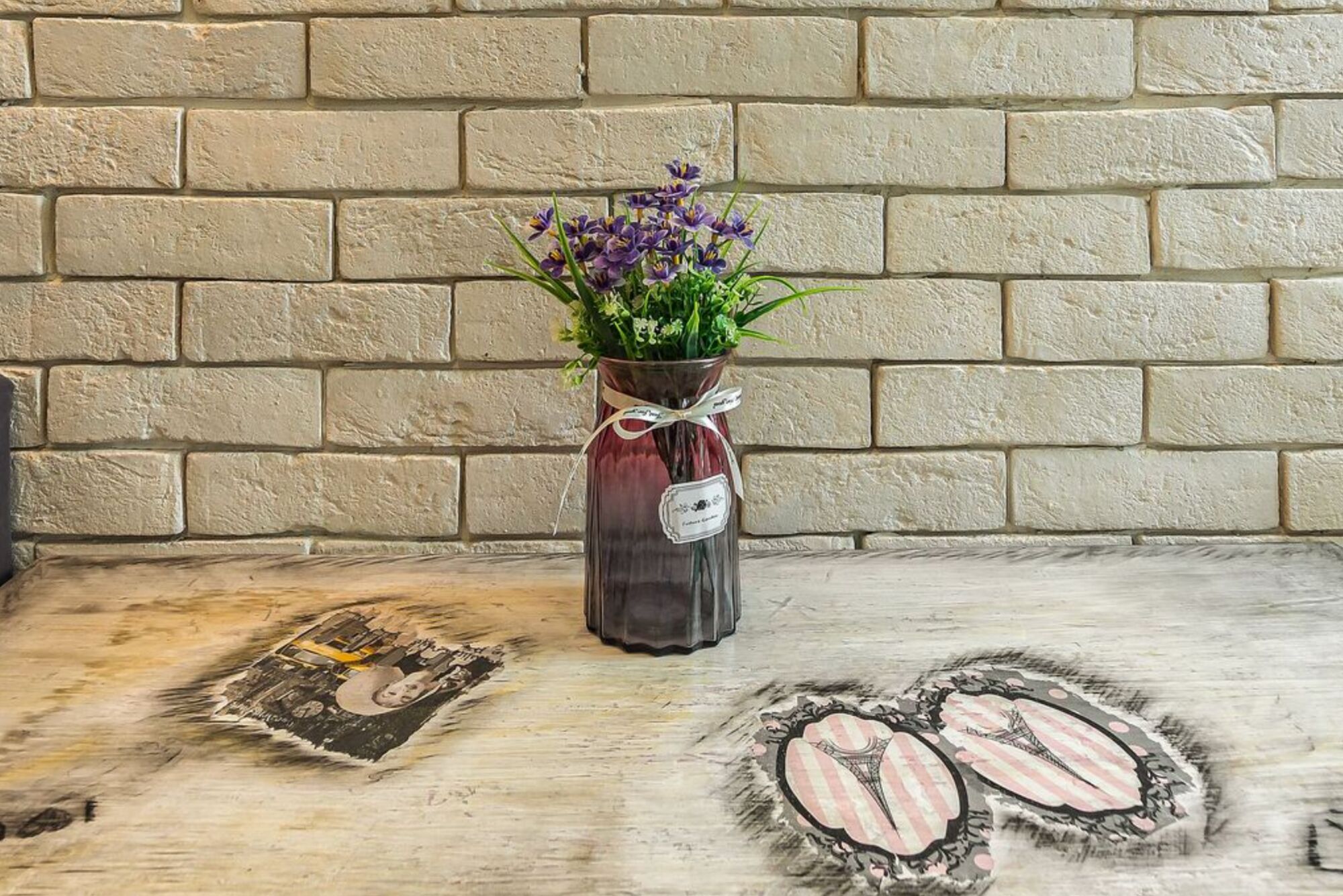 Liebevoll dekorierter Wohnbereich mit stilvoller Vase und charmantem Holztisch – kleine Details sorgen für eine gemütliche Atmosphäre in der Unterkunft. #GemütlichWohnen #WohnbereichDuisburg #VonVImmoServiceUG #Dekoration #WohlfühlAmbiente #ZentraleUnterkunft #AusstattungMitLiebe