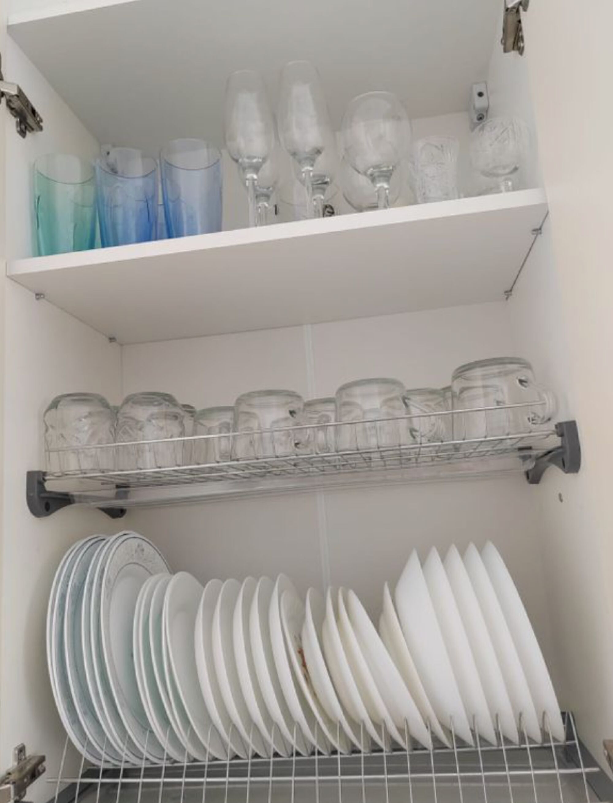 Geräumiger Küchenschrank mit Trinkgläsern, Tassen, Weingläsern und Tellern in verschiedenen Größen – ideal für Gruppen und lange Aufenthalte. #GeschirrInklusive #Küchenschrank #VollAusgestattet #VonVImmoServiceUG #DuisburgApartment #Langzeitwohnen #Teamfreundlich