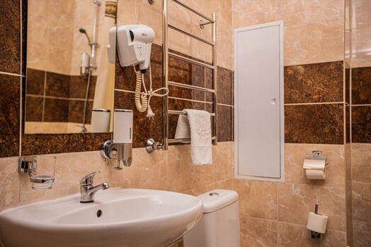 Frisch renovierte Dusche mit moderner Regendusche – perfekt für eine erfrischende Auszeit. #VonVImmoServiceUG #Regendusche #Duschkomfort #EntspannungPur #Duisburg