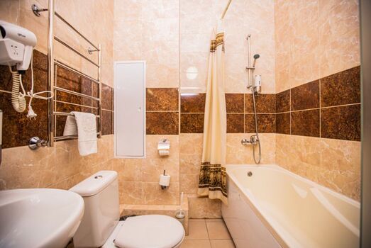 Praktisches Badezimmer mit Waschbecken, Spiegel und stilvollen Details – alles für Ihren Komfort vorbereitet. #VonVImmoServiceUG #Badezimmer #KomfortabelWohnen #AllesWasSieBrauchen #Duisburg