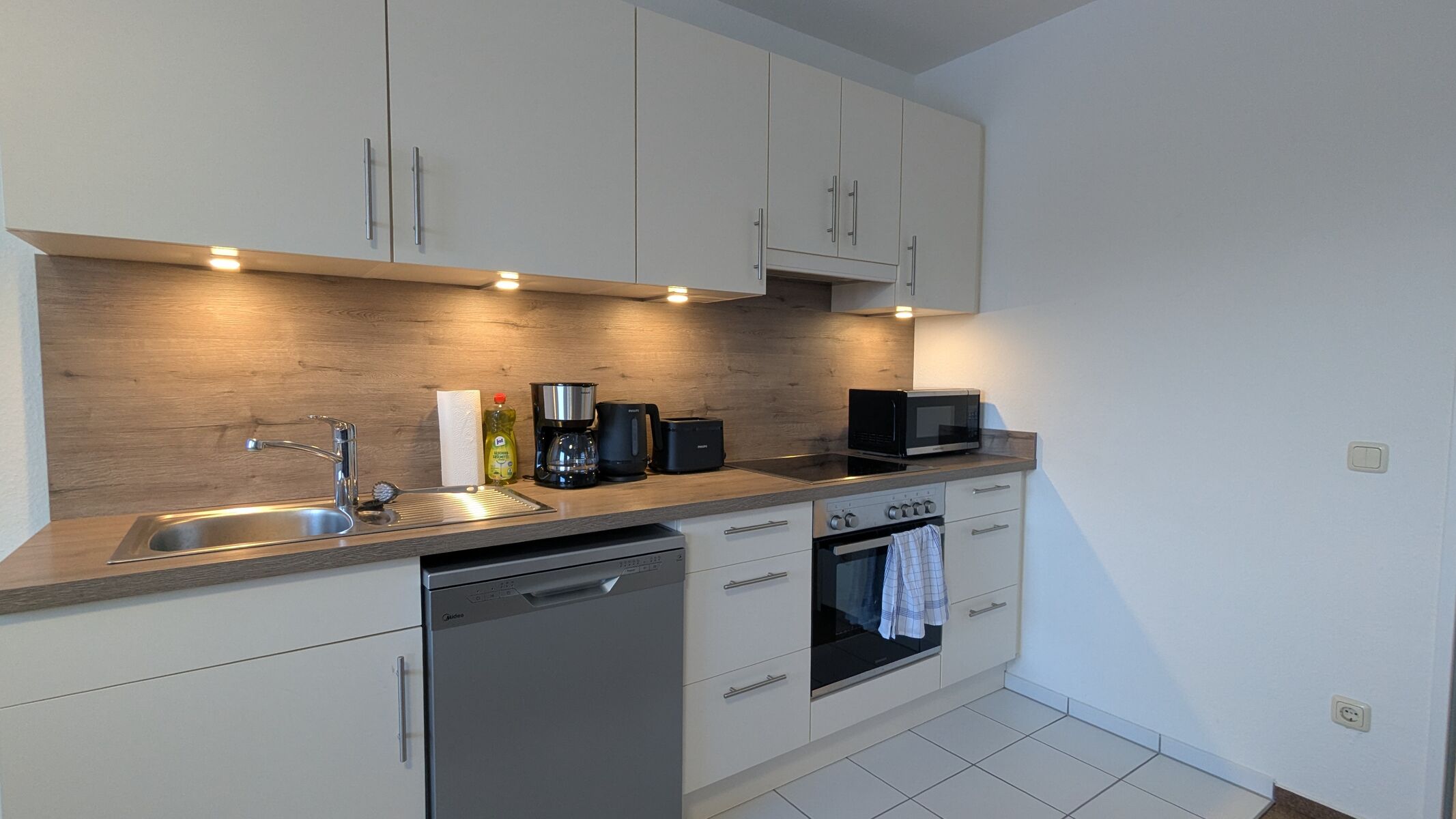 Küchenzeile mit Geschirrspüler