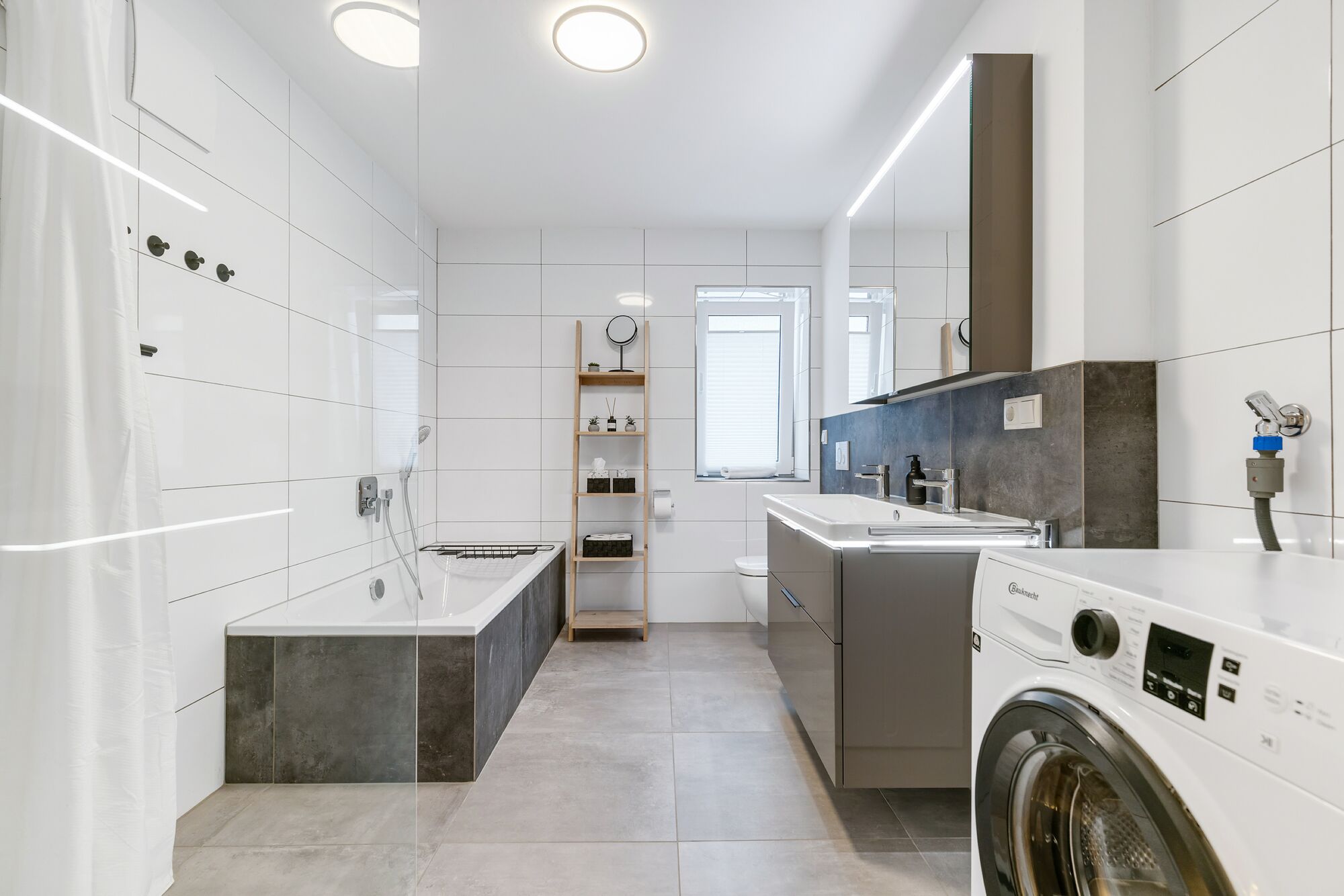 Badezimmer mit Waschmaschine