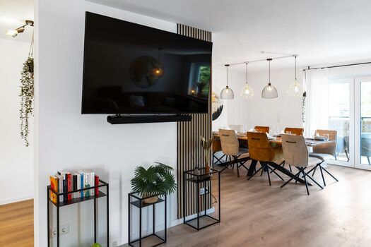 Smart TV mit großem Esstisch