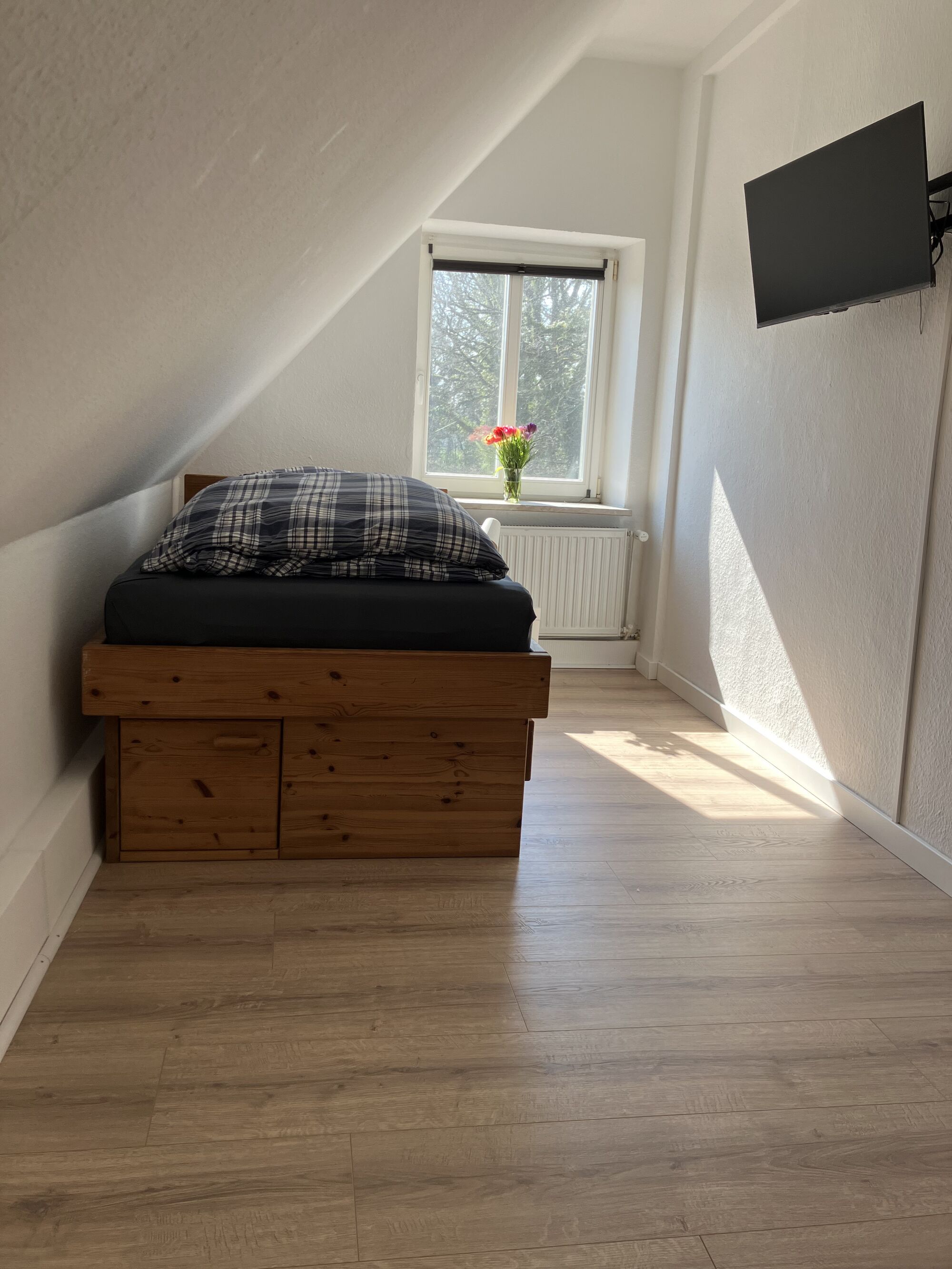 Schlafzimmer links