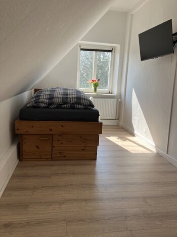 Schlafzimmer links