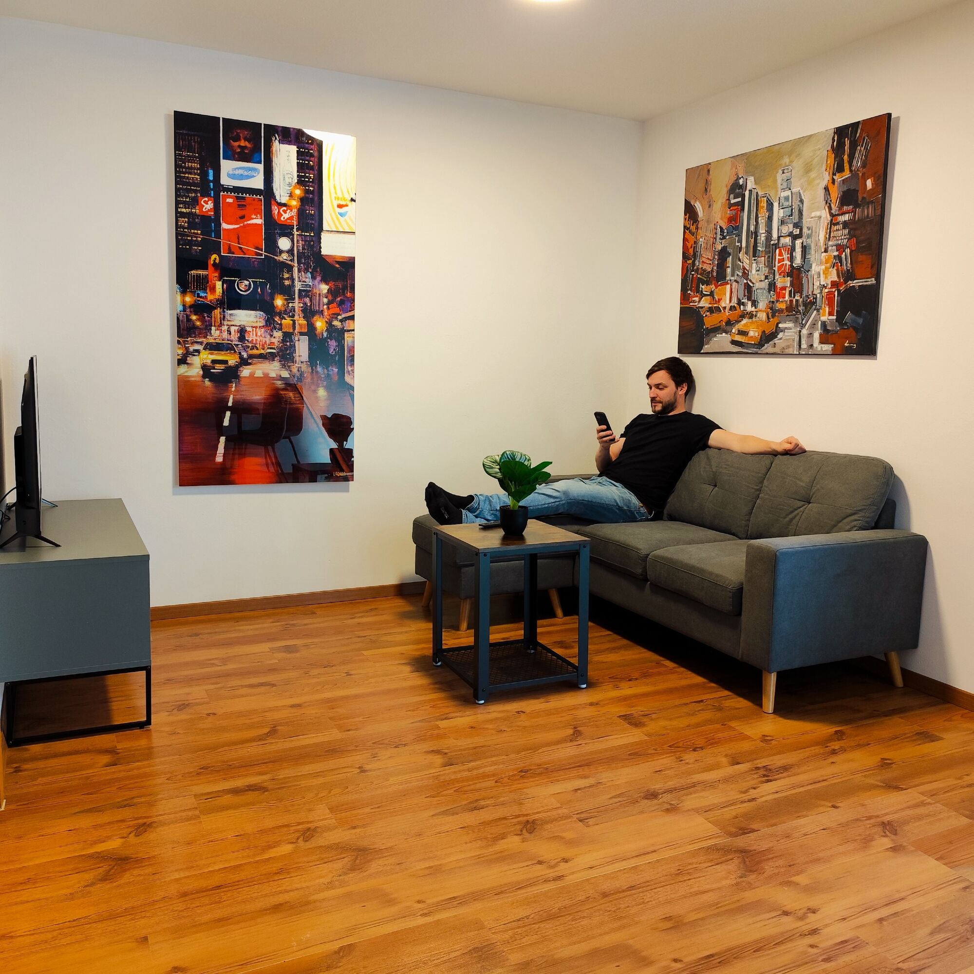 sonnige voll möblierte 2 Zimmer Wohnung