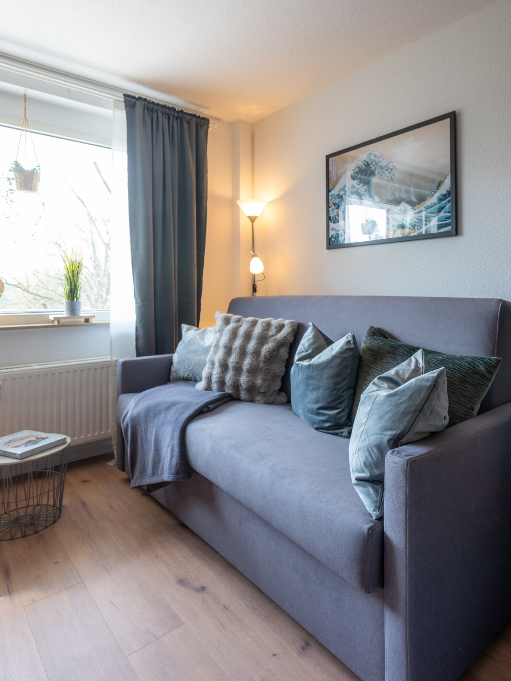 Die große Schlafcouch (160 x 200cm) lädt für bis zu drei Personen zu einem gemütlichen Fernsehabend ein; inkl. Couch-Ablagetisch, Stehleuchte, Beistelltisch, Leselampe und mehreren Steckdosen