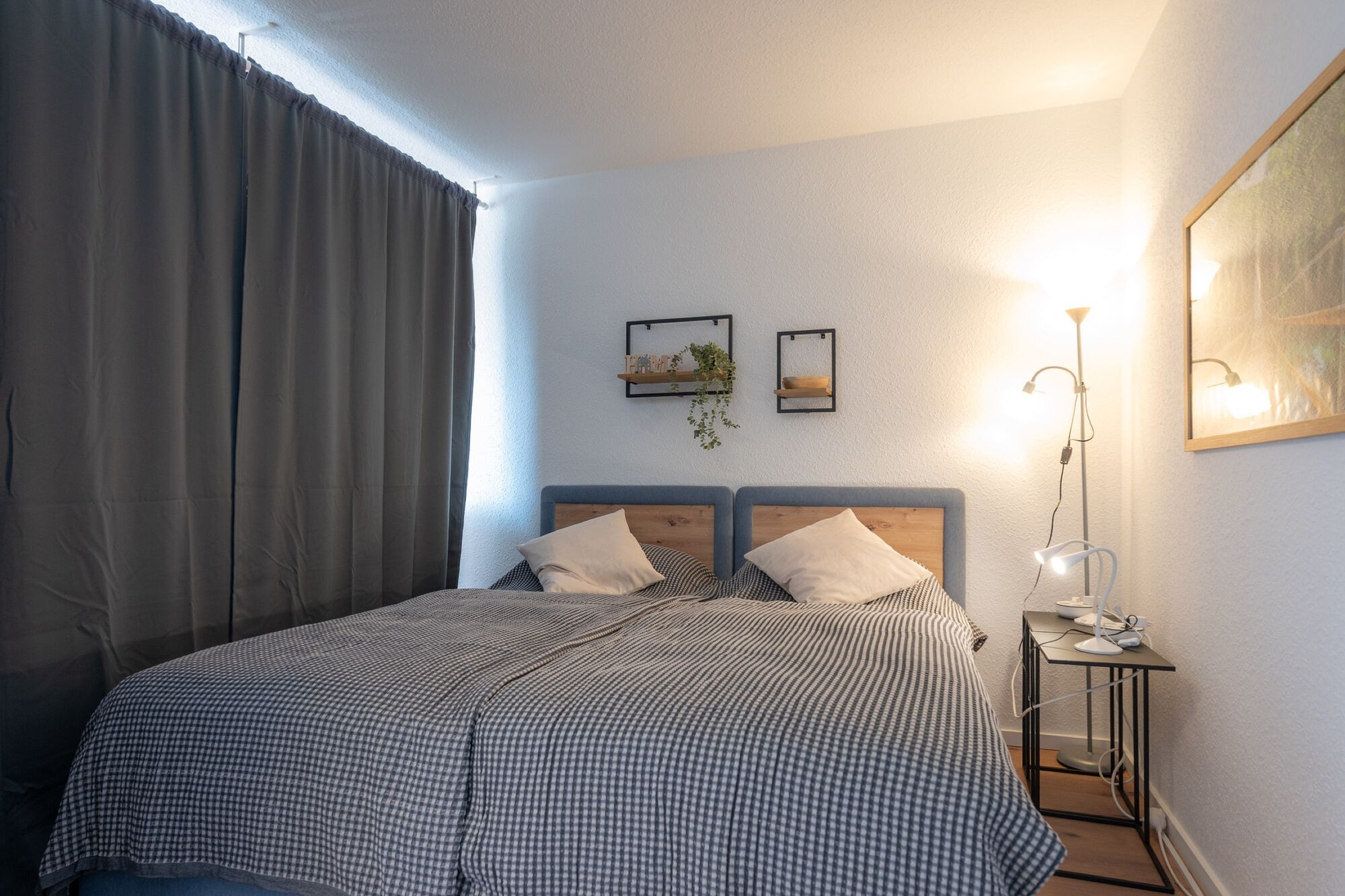 Schlafzimmer 2 mit Doppelbett (optional), Stehlampe, Leselampe und privaten Steckdosen