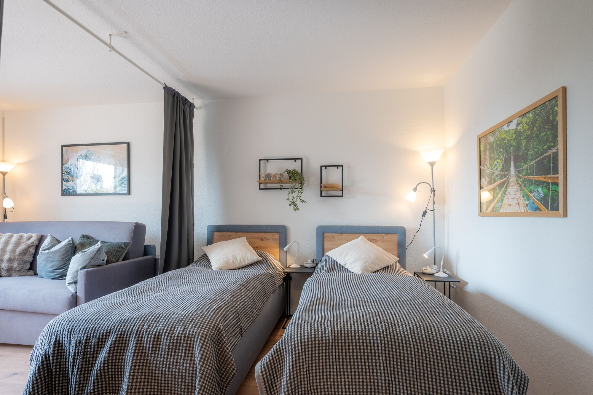 Schlafzimmer 2 mit zwei getrennten Betten (optional), Stehlampe, Leselampe und privaten Steckdosen