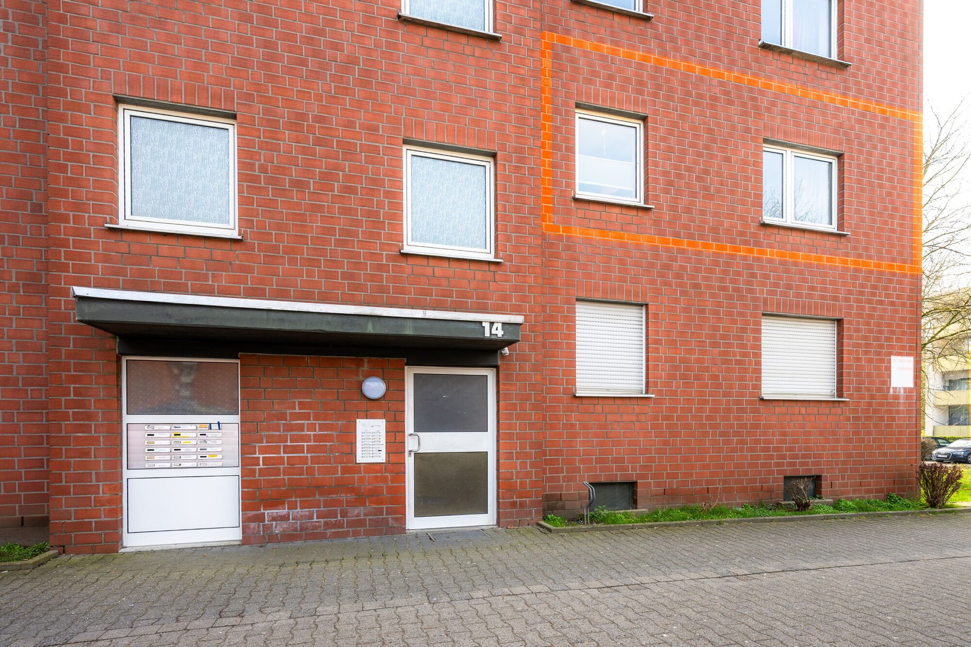 Hauseingang mit Fenstern der Wohnung im 1. Obergeschoss (rot markiert)