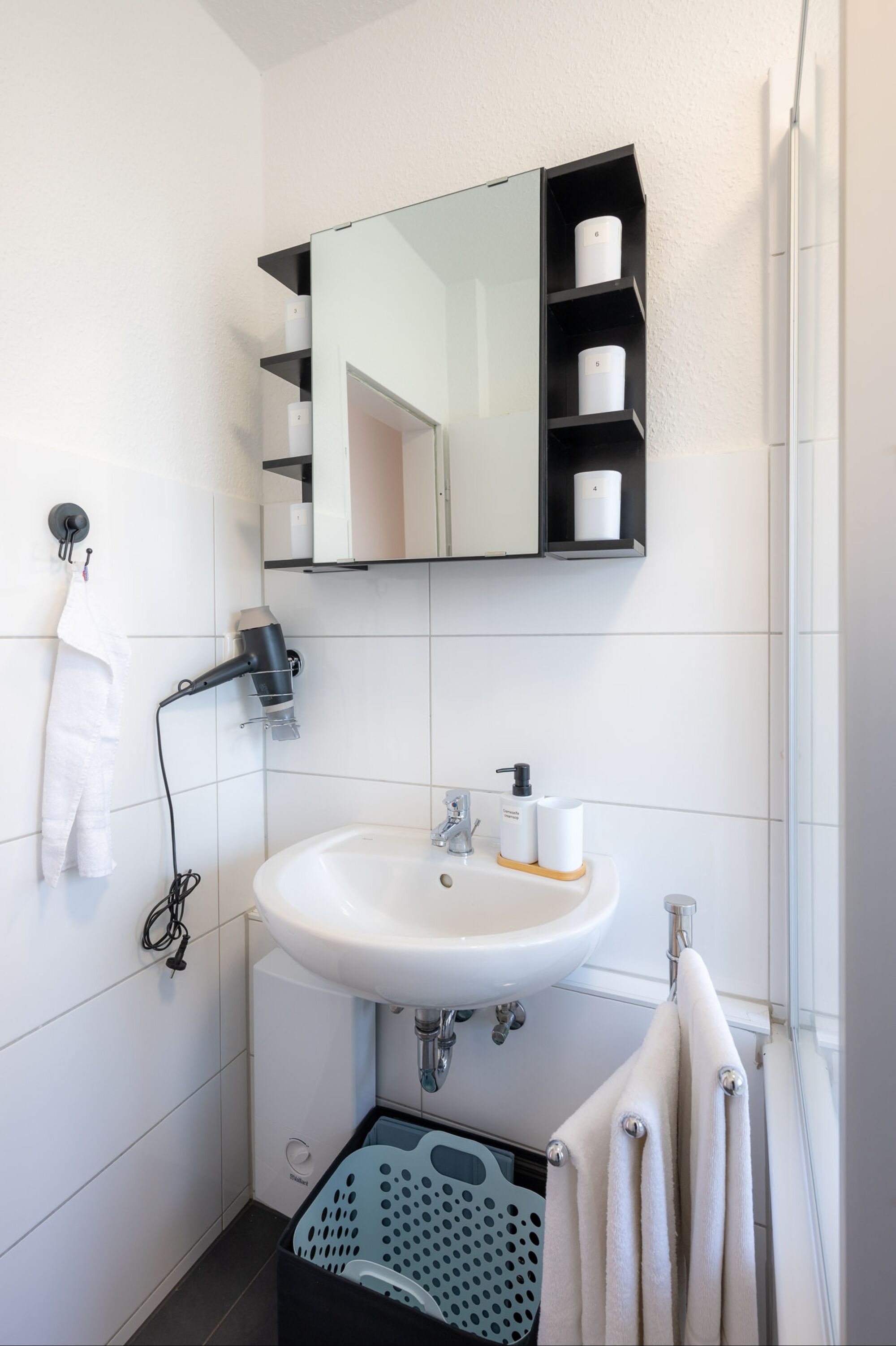 Badezimmer mit Föhn, Hand- und Duschtüchern, Wäschekörben, Cremeseife, Duschgel, Spiegelschrank mit 6 Zahnputzbechern, Badewanne / Dusche für bis zu 6 Personen