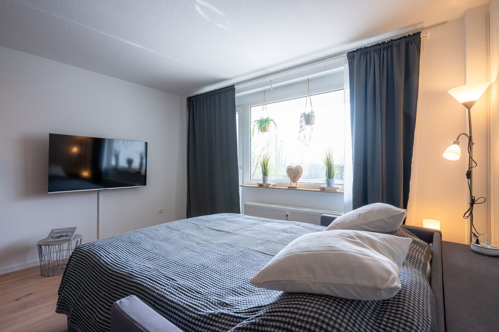 Wohnzimmer mit Schlafcouch (160 x 200cm) für 2 Personen; Smart-TV (mit Netflix-App) und Zugang zum Balkon