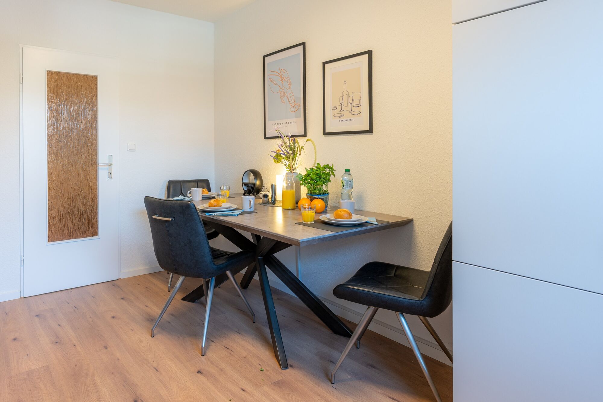 Esstisch für bis zu 6 Personen inkl. Tischleuchte, Multifunktionsgerät (Wecker, Digitaluhr, LED und Handy-Ladegerät) und mehreren Steckdosen