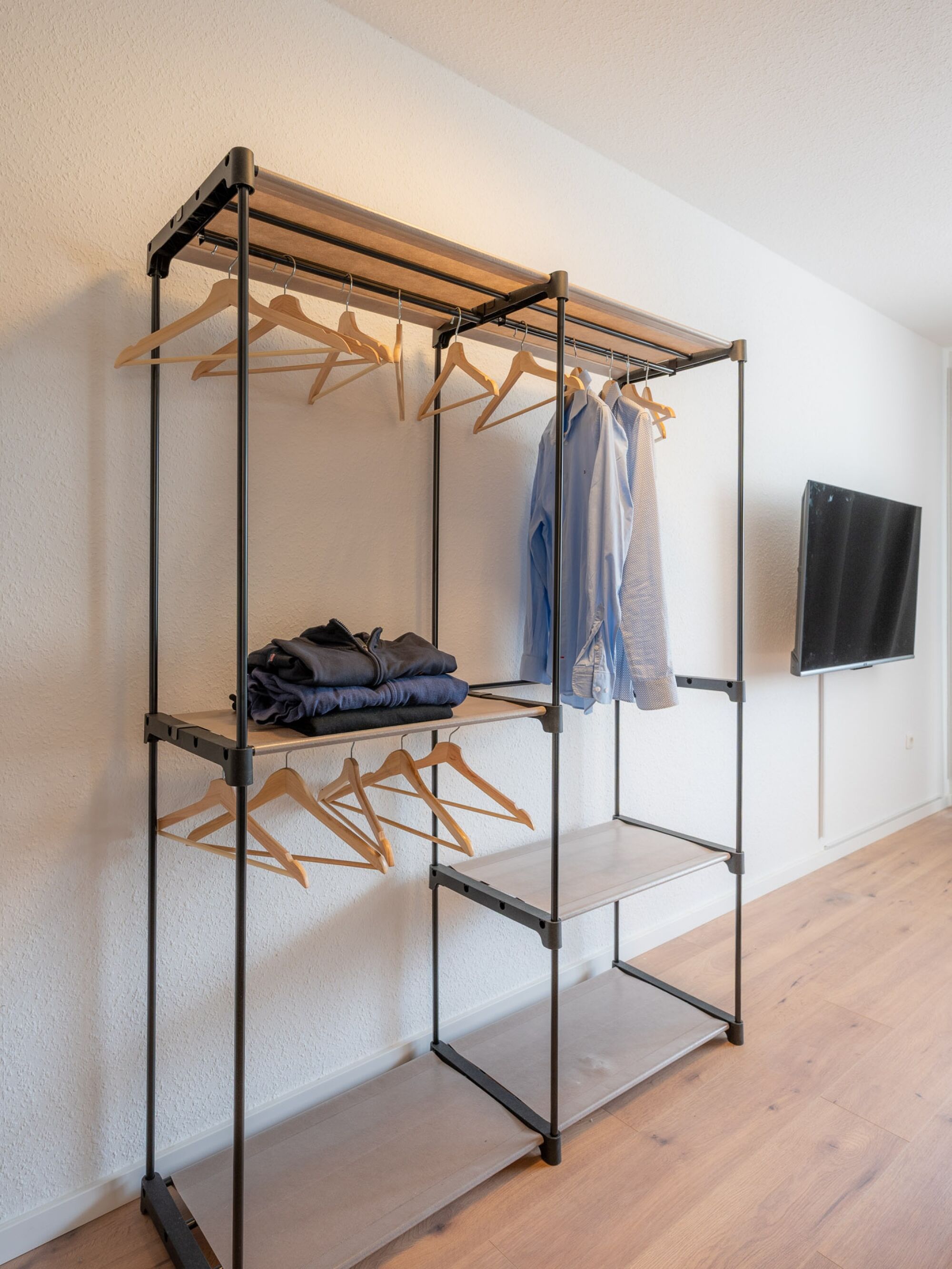 großer Kleiderschrank von Schlafzimmer 2 sowie Smart-TV (mit Netflix-App) im Wohnbereich