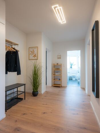 Wohnungsflur mit Garderobe und Ganzkörperspiegel