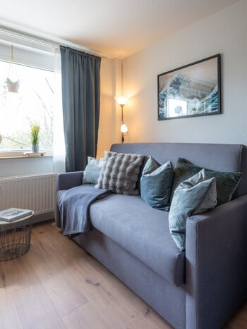 Die große Schlafcouch (160 x 200cm) lädt für bis zu drei Personen zu einem gemütlichen Fernsehabend ein; inkl. Couch-Ablagetisch, Stehleuchte, Beistelltisch, Leselampe und mehreren Steckdosen