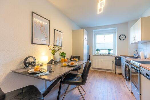 Küch mit großem Esstisch, 2 Kühlschränken, Mikrowelle, Spülmaschine, Backofen mit Herd und Waschtrockner-Kombigerät