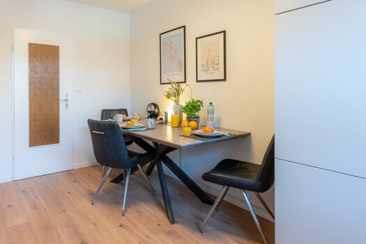 Esstisch für bis zu 6 Personen inkl. Tischleuchte, Multifunktionsgerät (Wecker, Digitaluhr, LED und Handy-Ladegerät) und mehreren Steckdosen