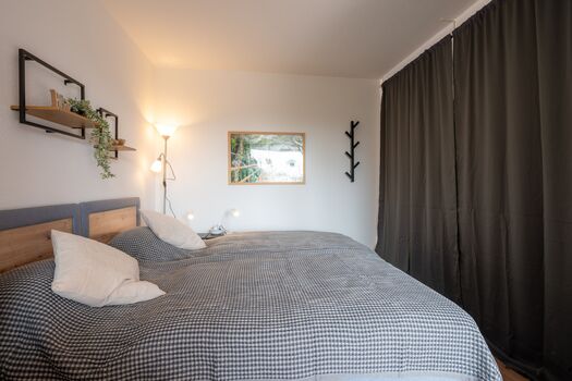 Schlafzimmer 2 mit Doppelbett (optional), Stehlampe, Leselampe und privaten Steckdosen