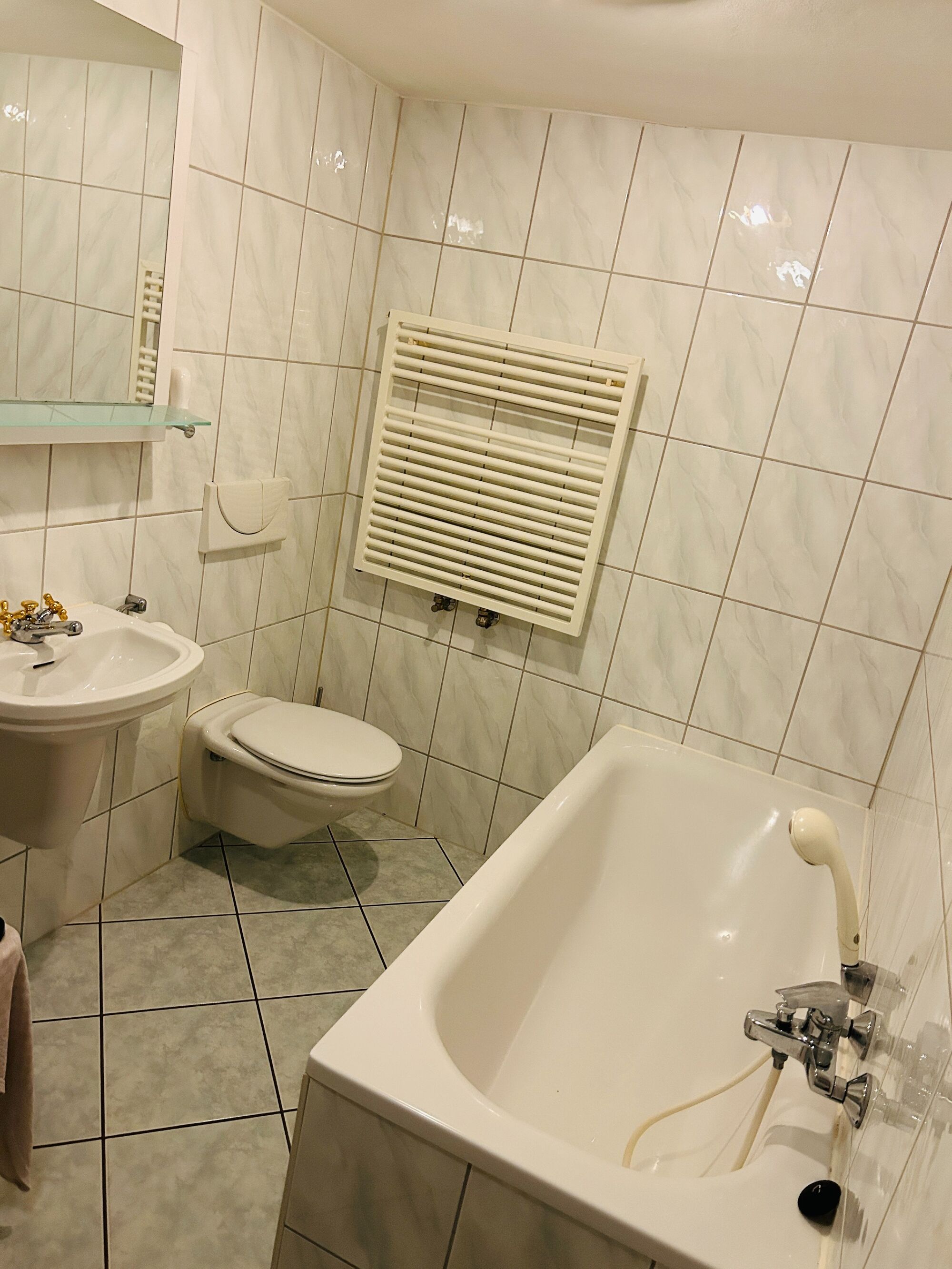 Gemeinschaftsbad mit Wanne 