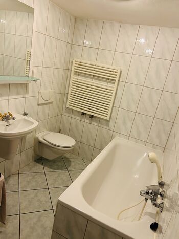 Gemeinschaftsbad mit Wanne 