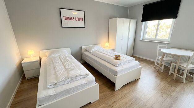 MH11 / TOMASZ-LIVING in DUISBURG - Modernes Bad + Smart TV Bild 1