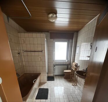 Badezimmer mit Dusche und Badewanne