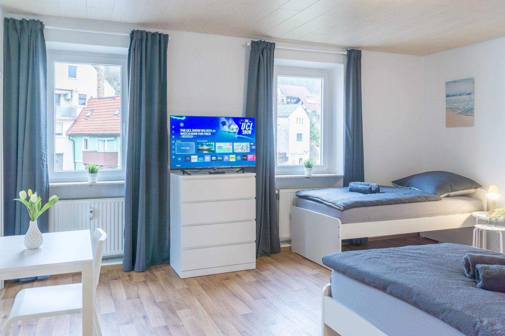 Schlafzimmer mit Smart TV
