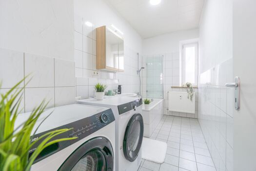 Bad mit Trockner und Waschmaschine