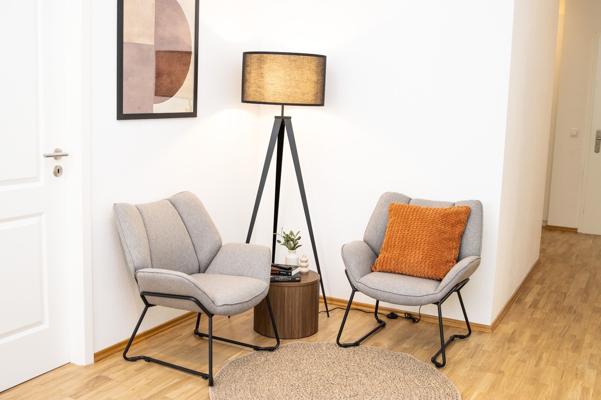 Chill-Area mit Fernseher und Bücher