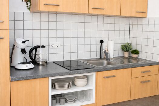 Vollausgestattete Küche: mit Spülmaschine und Kaffeemaschine