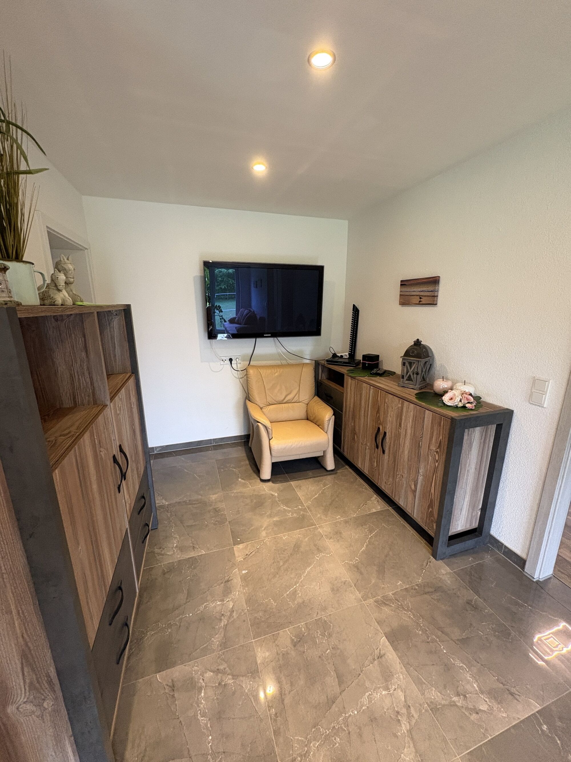 Wohnung 1: Wohnbereich mit TV