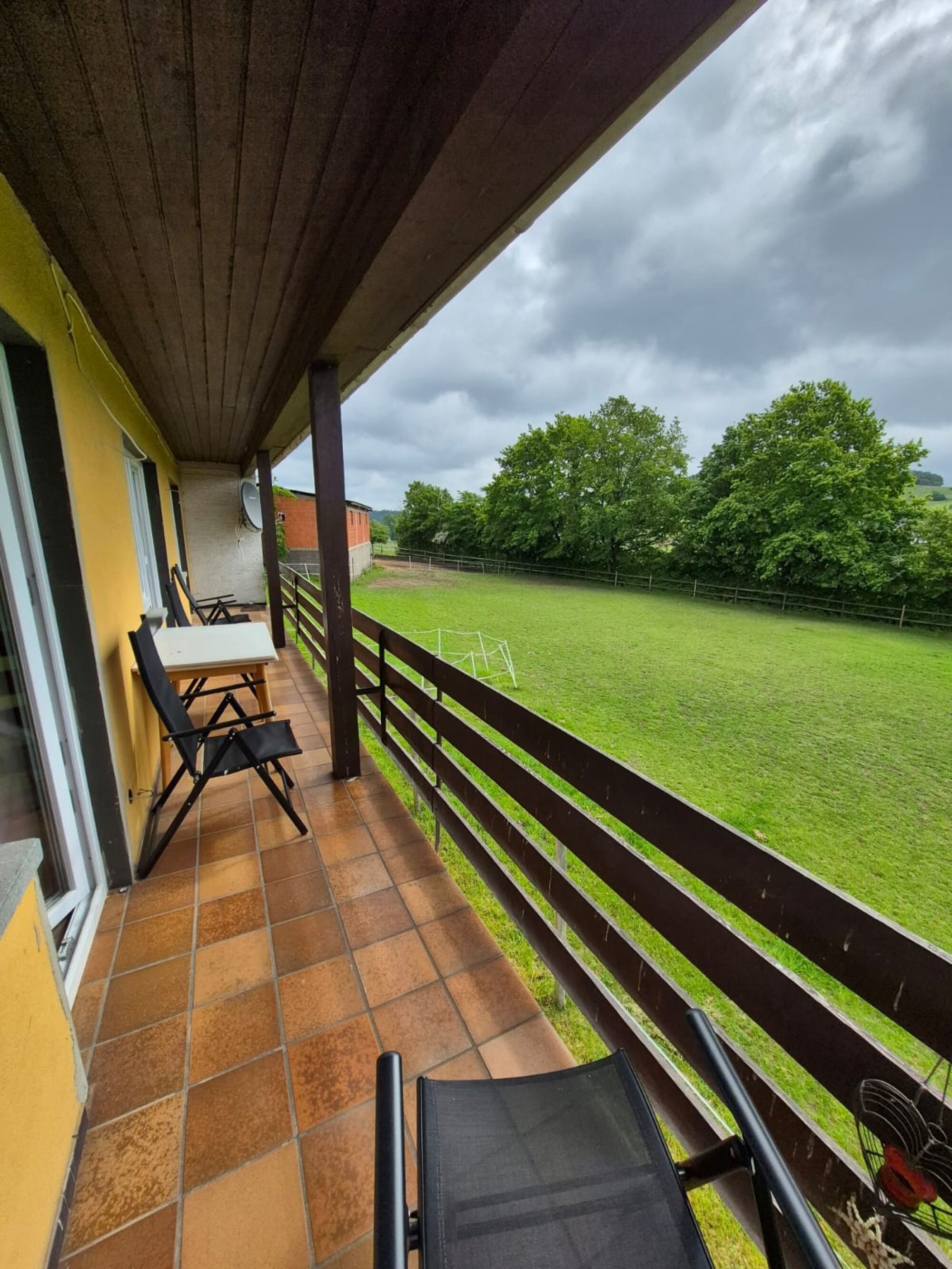 Wohnung 2: Balkon mit Blick auf die Weide