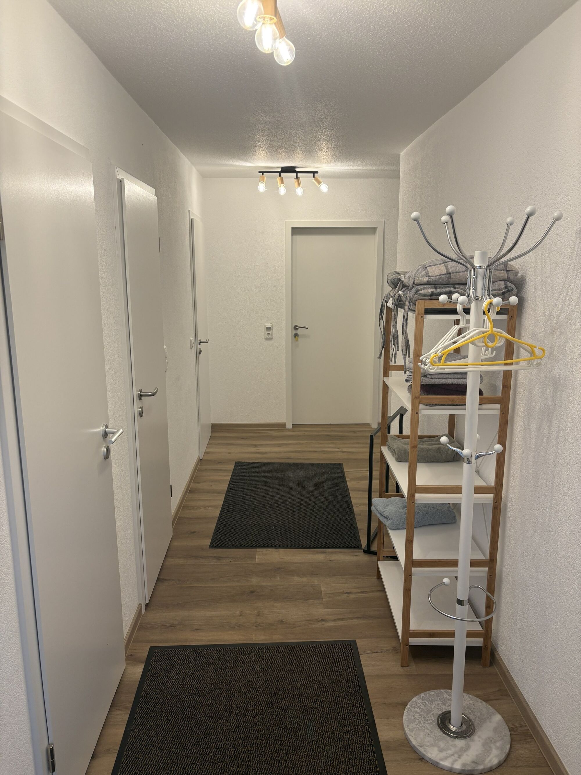 Wohnung 2: Flur mit Garderobe
