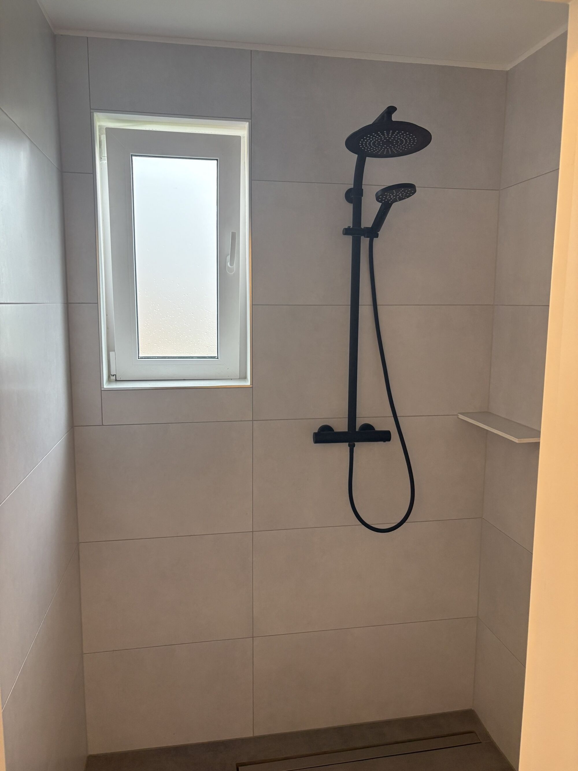 Wohnung 2: zweites Duschbad mit bodengleicher Dusche